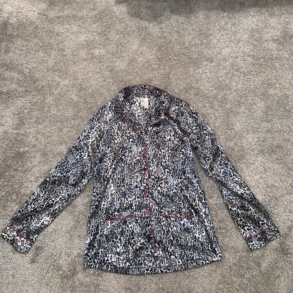 🌸3/$30🌸 Ambrielle Cheetah Print Button Down Top size M - Picture 3 of 8